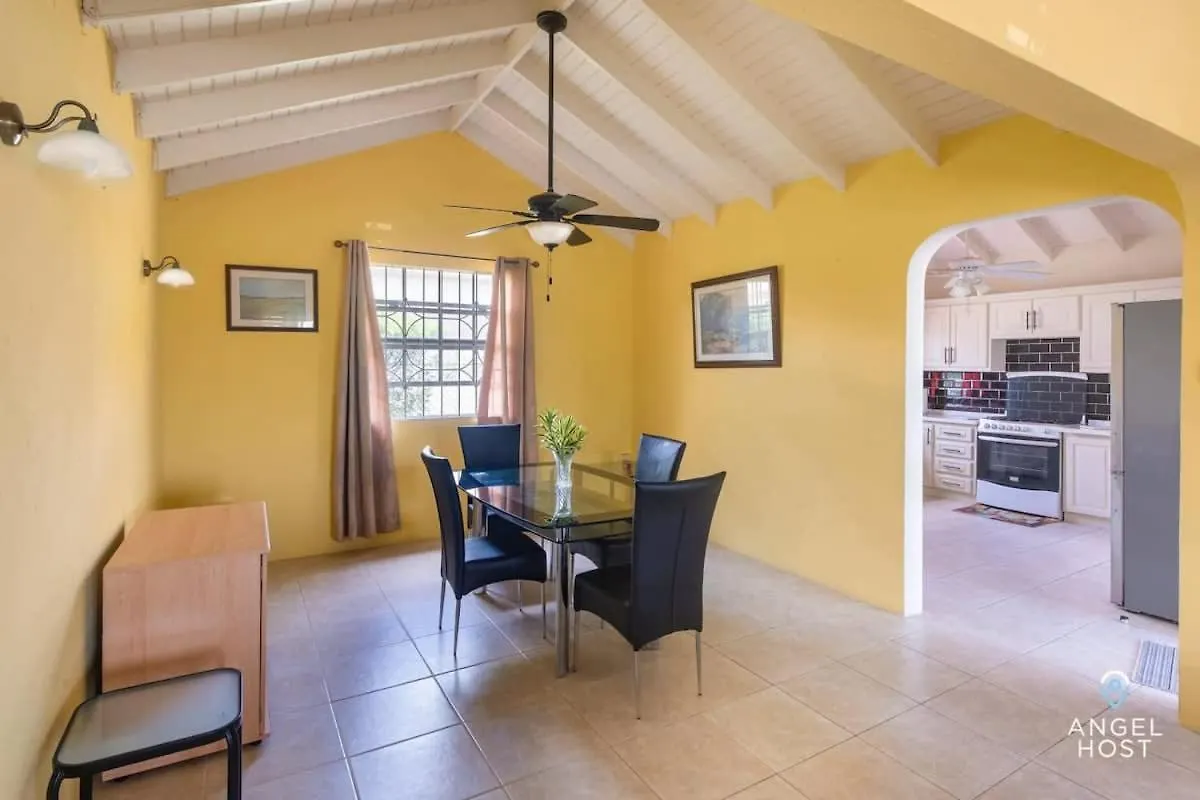 Beachy Cottage I Kitchen I Wi-Fi I Shaded Cabana I Parking サンフィリップ 0*,  バルバドス